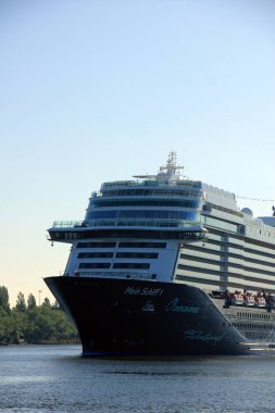 Velsen, Hollanda - 8th Mayıs 2018: Mein Schiff 1 TUI Maiden Voyage yolculuk