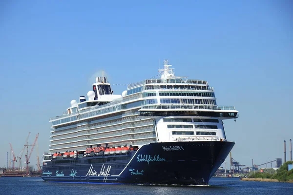 Velsen, Holanda - 7 de maio de 2018: Mein Schiff 1 TUI Cruises Maiden Voyage — Fotografia de Stock