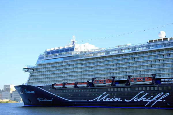 Velsen, Holanda - 8 de maio de 2018: Mein Schiff 1 TUI Cruises Maiden Voyage — Fotografia de Stock