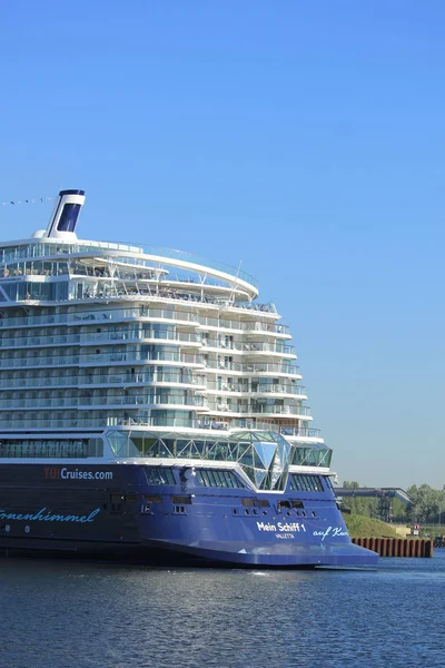 Velsen, Nizozemsko - 8. května 2018: Mein Schiff 1 Tui Cruises plavba — Stock fotografie