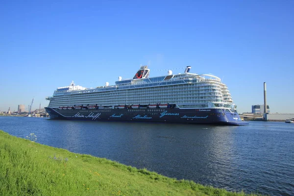 Velsen, Nederländerna - maj 8 2018: Mein Schiff 1 Tui Cruises jungfruresa — Stockfoto