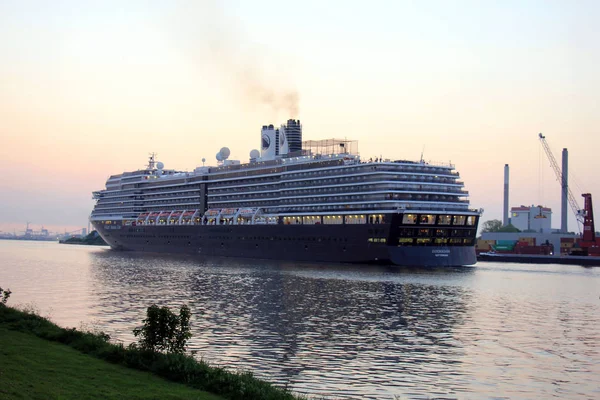 Velsen, The Netherlands - May 8th 2018: MS Zuiderdam — Stock Photo, Image