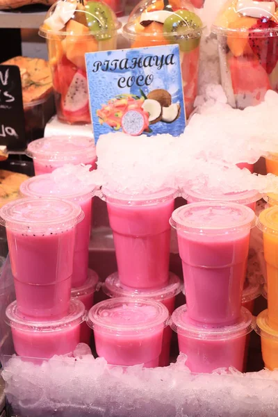 Barcelona, España - 30 de septiembre de 2019: Batidos rosados sobre hielo —  Fotos de Stock