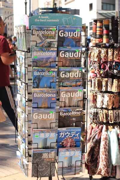 Barselona, İspanya - 30 Eylül 2019: Gaudi kitapları — Stok fotoğraf