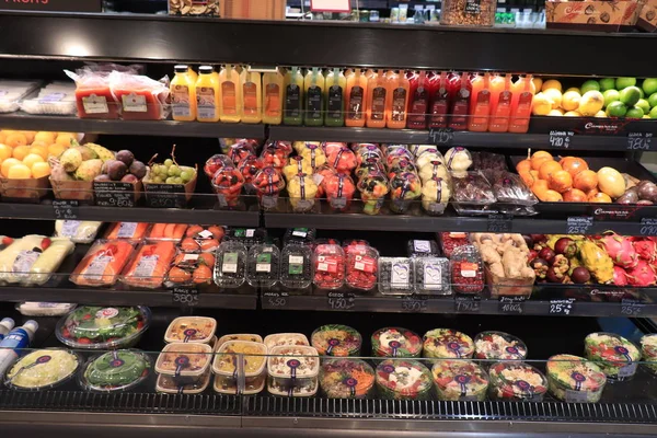 스페인 바르셀로나 - 2019 년 9 월 30 일: 슈퍼마켓에서 과일 — 스톡 사진
