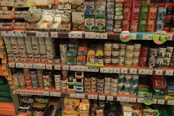 Barcelone, Espagne - 30 septembre 2019 : Dogfood dans un supermarché — Photo