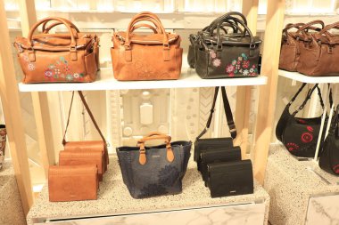 Barselona, İspanya - 29 Eylül 2019: Desigual çantalar 