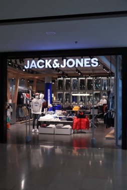 Barselona, İspanya - 29 Eylül 2019: Jack ve Jones alışveriş merkezinden alışveriş