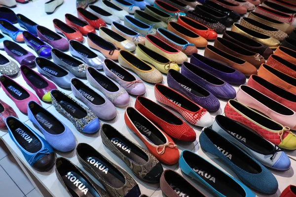 Barcelona, Espanha - 29 de setembro de 2019: Loja de calçados Kokua em Barcelona — Fotografia de Stock