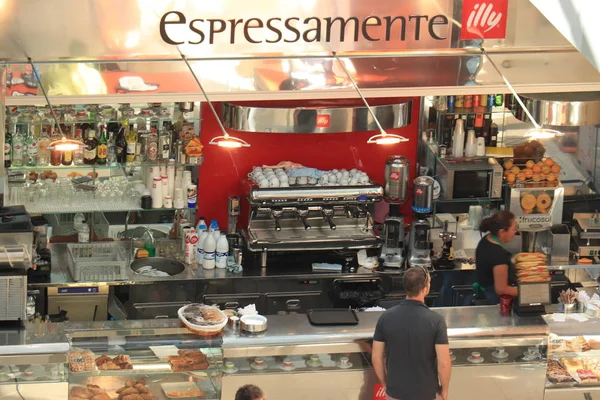 Barcelona, España - 29 de septiembre de 2019: Cafetería Centro comercial Maremagnum — Foto de Stock