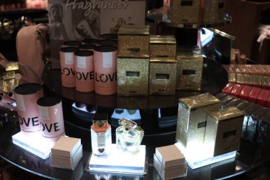 Amsterdam Havalimanı Schiphol, Hollanda - 24 Eylül 2019: Victorias Secret parfümleri