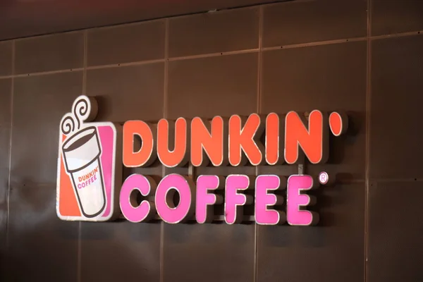 Barcelona, Spanje - 29 september 2019: Dunkin Coffee in het winkelcentrum — Stockfoto