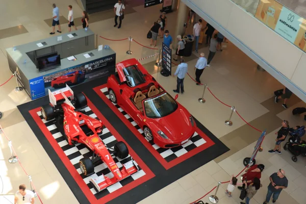 Barcelona, Spanien - 29 september 2019: Ferrari i Maremagnums köpcentrum — Stockfoto