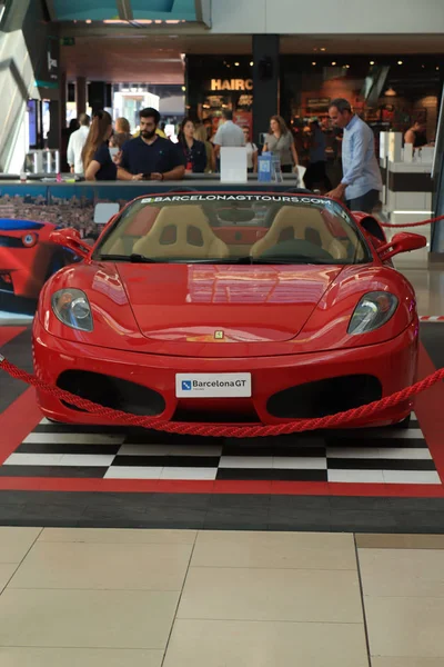 Barcelona, Spanien - 29 september 2019: Ferrari i Maremagnums köpcentrum — Stockfoto