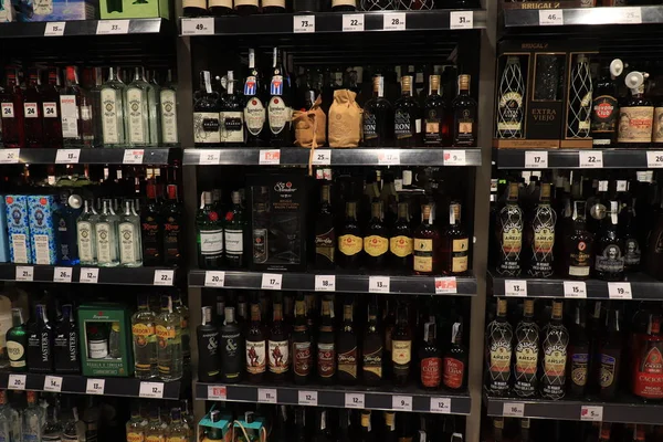 Barcelona, Hiszpania - 30 września 2019: Butelki w monopolowym — Zdjęcie stockowe