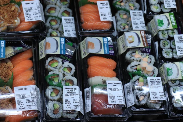 Barcelona, España - 30 de septiembre de 2019: Sushi en un supermercado — Foto de Stock