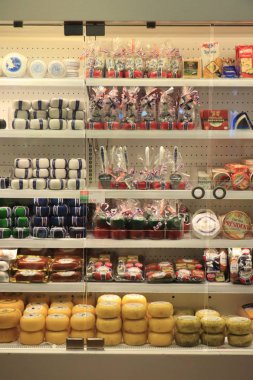 Amsterdam Schiphol Havaalanı, Hollanda - 24 Eylül 2019: Peynir sergileniyor