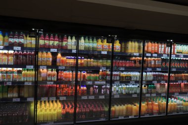 Barselona, İspanya - 30 Eylül 2019: Süpermarket buzdolabı