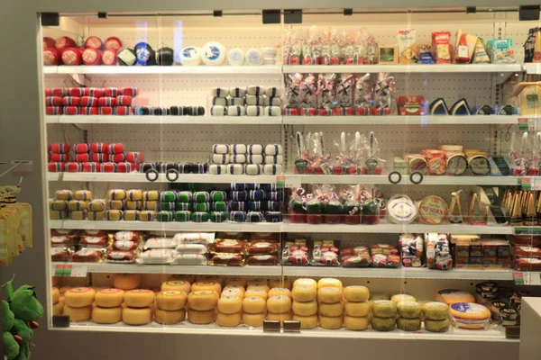 Amsterdam Schiphol Airport, the Netherlands - september 24th 2019: Cheese on display — Stock Photo, Image