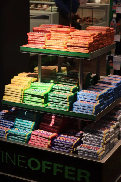 Amsterdam Schiphol Repülőtér, Hollandia - szeptember 24. 2019: Tony Chocolonely csokoládé — Stock Fotó