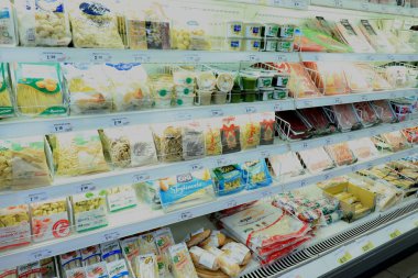 Savona, İtalya - 26 Eylül 2019: süpermarkette gnocchi ve makarna