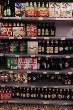 Savona, İtalya - 26 Eylül 2019: Süpermarkette bira
