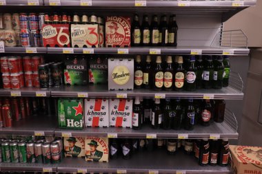 Savona, İtalya - 26 Eylül 2019: Süpermarkette bira