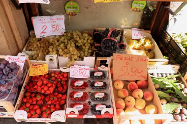 Savona, İtalya - 26 Eylül 2019: Meyve sergileniyor