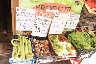 Savona, İtalya - 26 Eylül 2019: Çiftçi pazarı sebze dükkanı