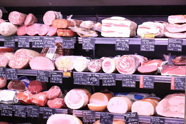 Savona, Italië - 26 september 2019: Vleeswaren in een supermarkt — Stockfoto