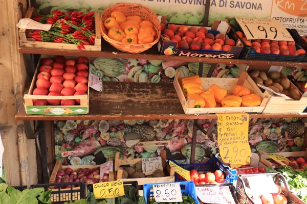 Savona, Italia - 26 de septiembre de 2019: los agricultores comercializan la tienda de verduras — Foto de Stock