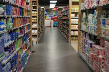 Marsilya, Fransa, 25 Eylül 2019: Süpermarket tuvalet malzemeleri bölümü