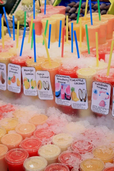 Barcelona, Spanien - 30 september 2019: Smoothies on ice — Stockfoto