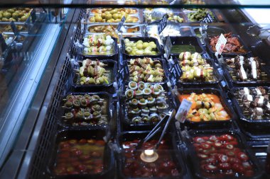 Barselona, İspanya - 30 Eylül 2019: Bir süpermarkette zeytin