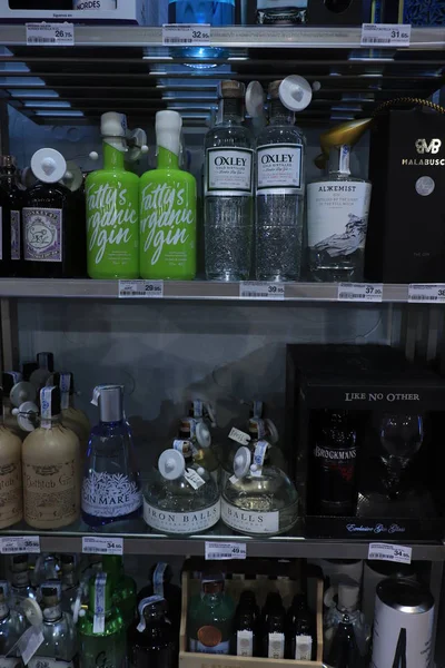 Barcelona, Spanien - 30 september 2019: Flaskor i spritbutik — Stockfoto