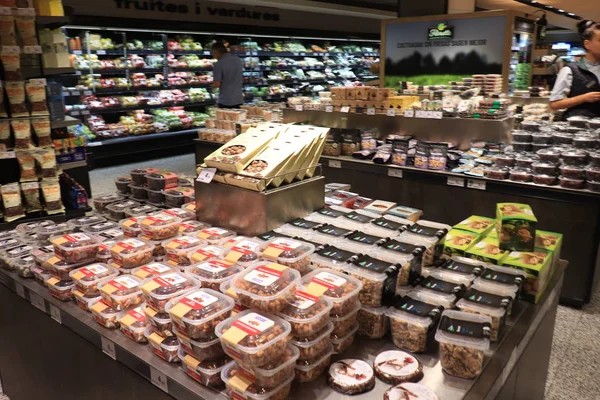 Barcelone, Espagne - 30 septembre 2019 : Fruits et légumes dans un supermarché — Photo