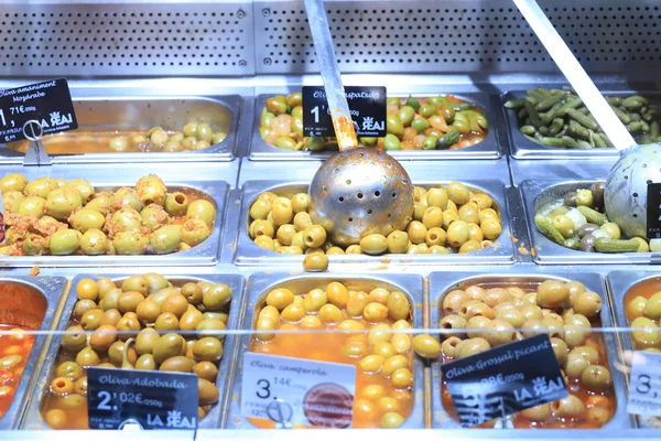 Barcelona, Hiszpania - 30 września 2019: Oliwki w supermarkecie — Zdjęcie stockowe