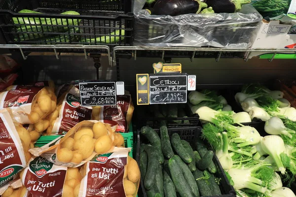 Savona, Italie - 26 septembre 2019 : légumes dans un supermarché — Photo