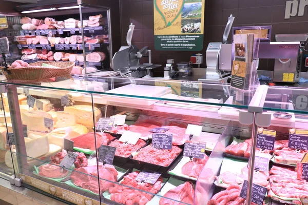 Savona, Itália - 26 de setembro de 2019: Carne em supermercado — Fotografia de Stock