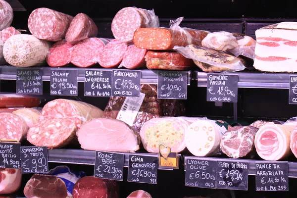 Savona, 26 settembre 2019: Salumi in un supermercato — Foto Stock