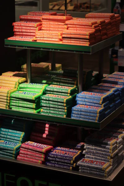 Amsterdam Schiphol Airport, Alankomaat - syyskuu 24th 2019: Tony Chocolonely chocolate — kuvapankkivalokuva