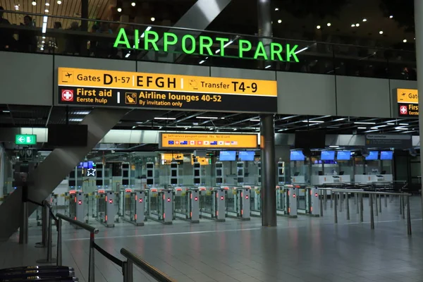 Amsterdam, the Netherlands - september 24th 2019: Yellow airport information board — Stock Photo, Image