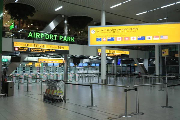 Άμστερνταμ, Ολλανδία - 24 Σεπτεμβρίου 2019: Κίτρινος πίνακας πληροφοριών αεροδρομίου — Φωτογραφία Αρχείου
