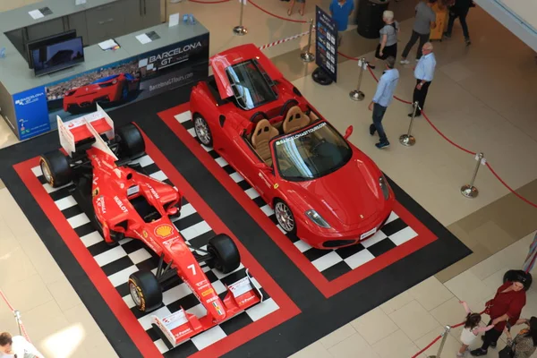 Barcelona, Spanien - 29 september 2019: Ferrari i Maremagnums köpcentrum — Stockfoto