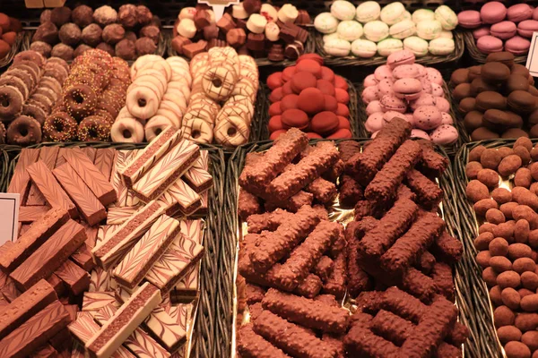 Pralinés de chocolate en un mercado —  Fotos de Stock