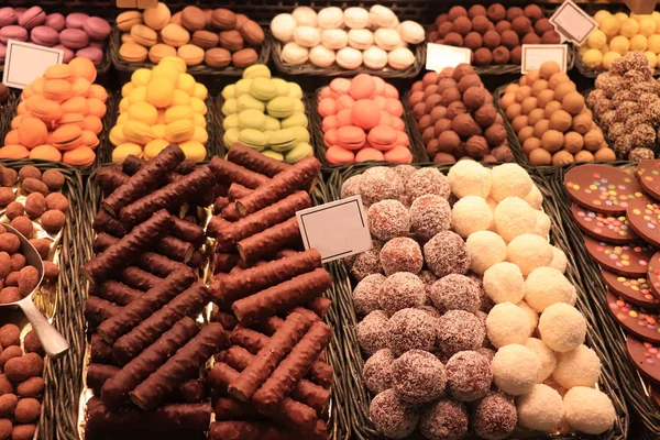 Шоколадные пралине на рынке — стоковое фото