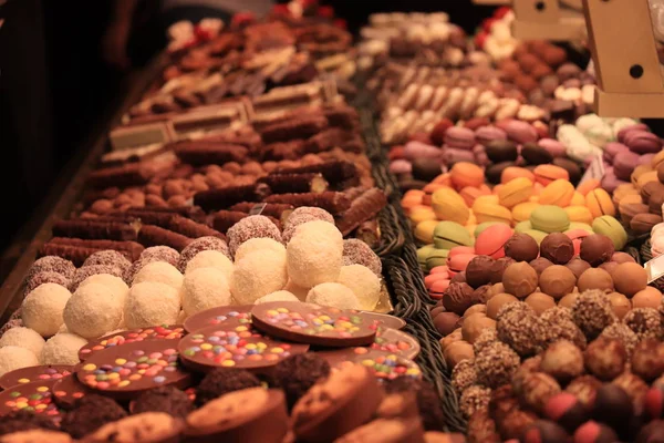 Pralinés de chocolate en un mercado — Foto de Stock