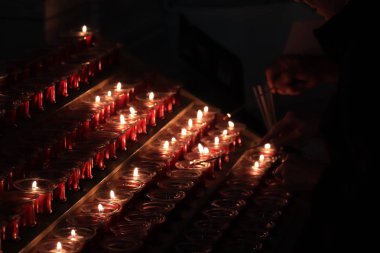 Kilisede adak mumları.