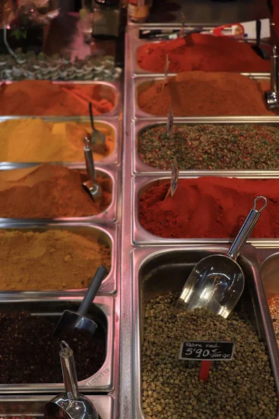 Kruiden en specerijen op een markt — Stockfoto