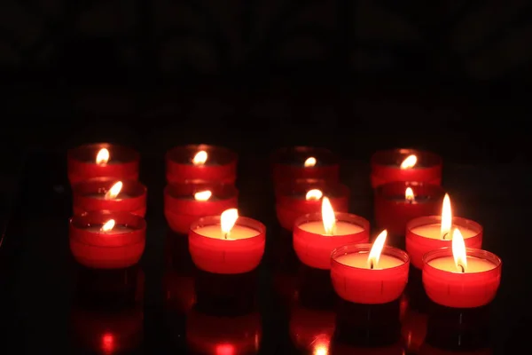 教堂里的祈祷蜡烛 — 图库照片
